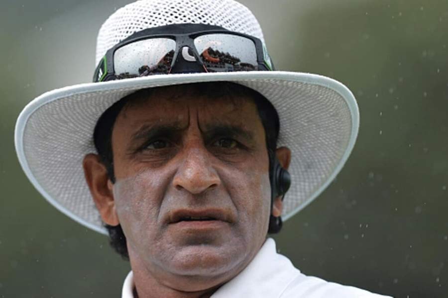 বুধবার রাতে লাহৌরে নিজের বাড়িতে হৃদ্‌রোগে আক্রান্ত হয়ে মৃত্যু হয় এত বিতর্কের নেপথ্যনায়ক রউফের। মৃত্যুর সময় তাঁর বয়স হয়েছিল ৬৩। এত বিতর্ক থাকা সত্ত্বেও পাকিস্তানের আম্পায়ার হিসেবে কয়েক জন আন্তর্জাতিক মঞ্চে খ্যাতি পেয়েছেন তাঁদের মধ্যে রউফ ছিলেন অন্যতম।