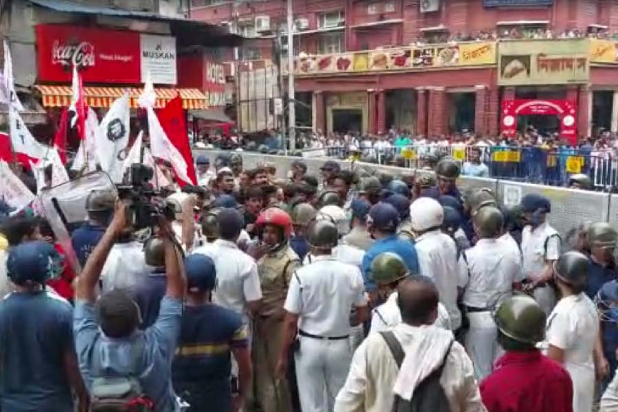 নিয়োগের দাবিতে বাম ছাত্র-যুবর অভিযানে ধুন্ধুমার, ভাঙল ব্যারিকেড, পুলিশের সঙ্গে ধস্তাধস্তি ধর্মতলায়