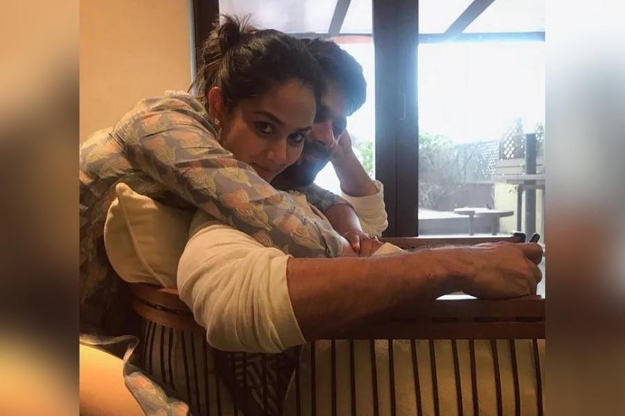 বলিউডের চকোলেট বয় শাহিদ কপূর। তিনিই একাধিক প্রেমের পরে এখন বিয়ে করে চুটিয়ে সংসারে মত্ত। সঙ্গে কাজ তো আছেই। 