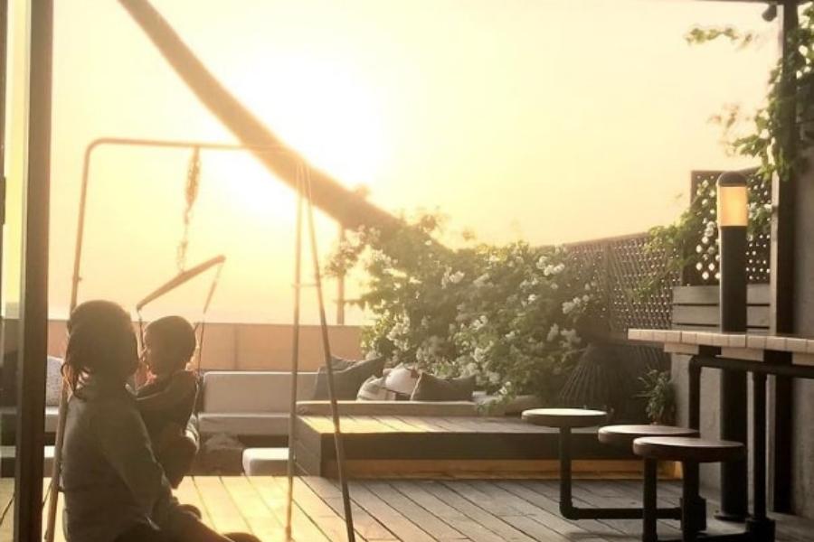 এ বার পুজোয় আপনিও কি চান শাহিদের বাড়ির মতো করে সেজে উঠুক আপনার ঘরও? তবে দেখে নিন নায়কের অন্দরমহলের ছবি। 