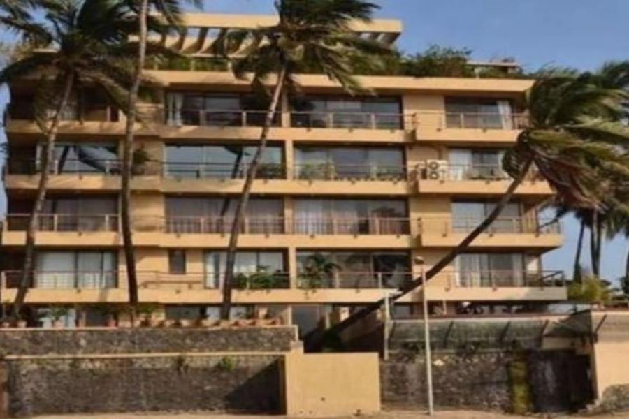 এই বিলাসবহুল বাড়িটিতে আগে শাহিদ থাকতেন। এই ‘প্রানেটা’ অ্যাপার্টমেন্টে এই নিজের স্ত্রী ও সন্তানদের নিয়ে বসবাস করতেন বলি তারকা।   