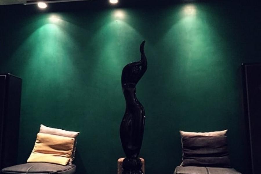 আলো-আঁধারি বসার ঘর। গাঢ় সবুজ রঙের দেওয়াল। উপর থেকে টিমটিমে আলো ফোকাস করে রাখা। পুজোয় এ ভাবে নিজের বাড়িতেও তৈরি করে নিতে পারেন মায়াবি পরিবেশ।