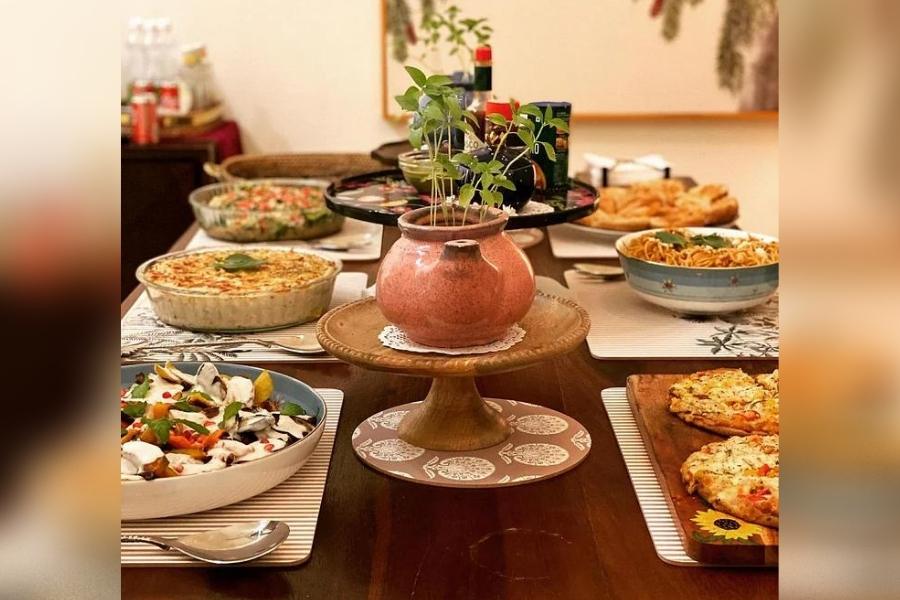 শহিদের বাড়িতে খাবার টেবিলের একটি অংশ। শহিদ ও মীরা দু’জনেই অবশ্য নিরামিষশাষী।