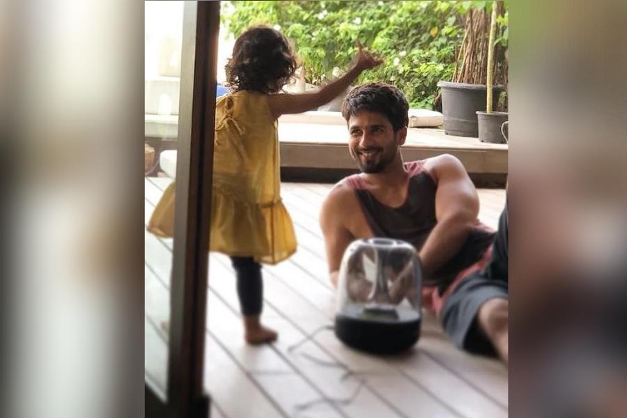 বাড়িতে সন্তানদের জন্য রয়েছে আলাদা প্লে গ্রাউন্ড। সময় পেলে এই প্লে গ্রাউন্ডে সন্তানদের সঙ্গে সময় কাটান শহিদ কপুরও। 