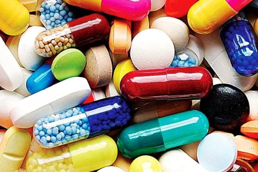 তার পর থেকে ভারতও এই ওষুধ নিয়ে চিন্তাভাবনা শুরু করেছিল। মঙ্গলবার কেন্দ্রীয় স্বাস্থ্য মন্ত্রক নতুন জরুরি ওষুধের তালিকা প্রকাশ করেছে। তালিকায় রয়েছে ৩৮৪টি ওষুধ। বাদ গিয়েছে র‌্যান্টিডিন-সহ ২৬টি ওষুধ। 