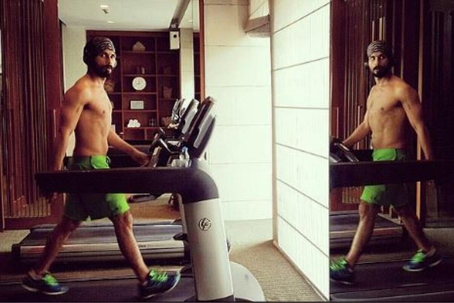 জিম করতে ব্যস্ত শহিদ কপুর। দিন শুরুর বেশ কিছু ঘণ্টা এখানেই কেটে যায় তাঁর। 
