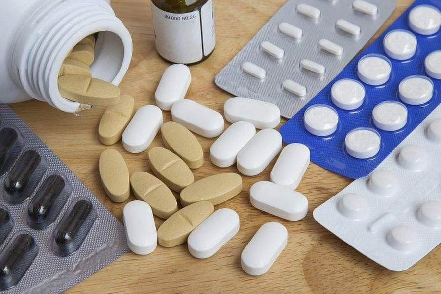 র‌্যান্টিডিন তৈরি করেছিল গ্ল্যাক্সো হোল্ডিংস লিমিটেড। এখন ওই সংস্থা গ্ল্যাক্সোস্মিথক্লাইন পিএলসির অংশ। ১৯৮৩ সালে আমেরিকায় ব্যবহারের ছাড়পত্র পায় র‌্যান্টিডিন। ক্রমে ৩১টি দেশ এই ওষুধকে ছাড়পত্র দেয়।