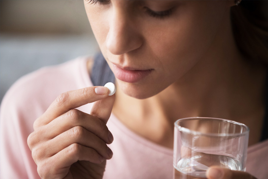 কিন্তু তা বলে যথেচ্ছ পরিমাণে এই জাতীয় ওষুধ খেলে ঝুঁকি থেকেই যাবে। তাতে লাগাম পরাতেই এ বার নতুন জরুরি ওষুধের তালিকায় স্থান পেল না র‌্যানট্যাক, জিনট্যাক। বিশেষজ্ঞ মহল মনে করছে, জরুরি তালিকা থেকে বাদ যাওয়ার কারণে এগুলির দামও বাড়তে পারে।