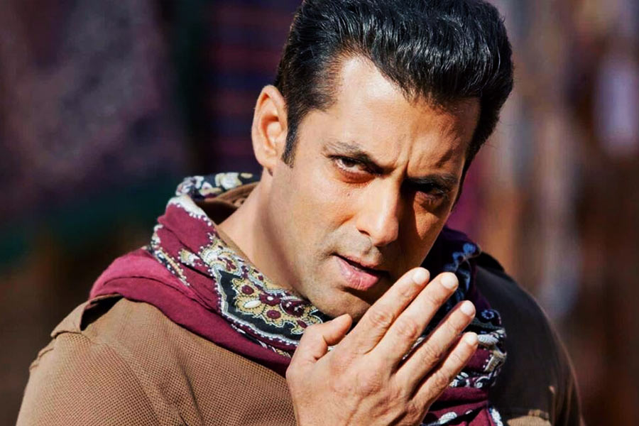 সংবাদ সংস্থার সূত্রের খবর অনুযায়ী, সলমনের মোট সম্পত্তির পরিমাণ ৪০ কোটি ডলার (ভারতীয় মুদ্রায় প্রায় ৩১৮৩ কোটি টাকা)।