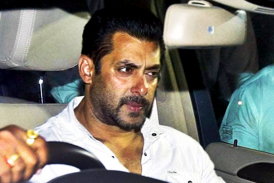 সলমনের বাড়ির গ্যারেজে সার দিয়ে দাঁড়িয়ে থাকে নামী ব্র্যান্ডের বহুমূল্য গাড়ি। তাঁর সংগ্রহে রয়েছে ল্যান্ড রোভার রেঞ্জ রোভার ভগ মডেলের গাড়ি। এই গাড়ির মূল্য আনুমানিক সওয়া দু’কোটি টাকা।