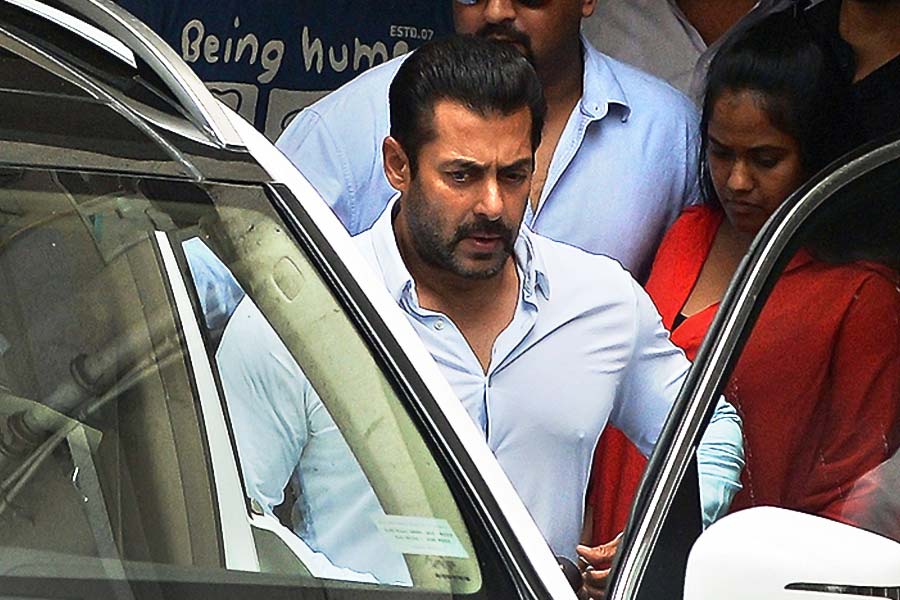 একটি টয়োটা ল্যান্ড ক্রুজার মডেলের গাড়িও সংগ্রহে রয়েছে সলমনের। এই গাড়িটির মূল্যও প্রায় দু’কোটি টাকা।