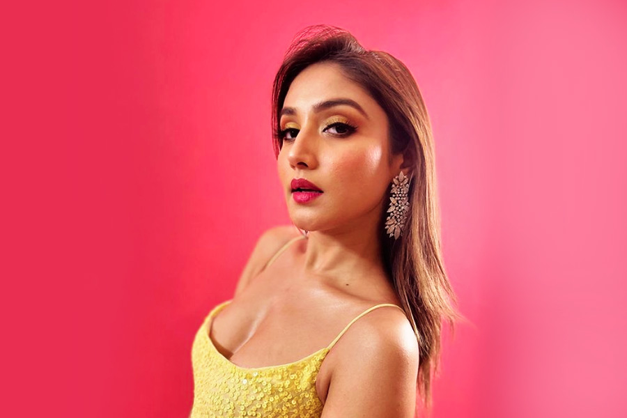 এমন সময়েই নেটমাধ্যমে নিজের বিকিনি পরা একটি ছবি পোস্ট করেন ডোনাল। কিন্তু সেই ছবিই যে তাঁর জীবন বদলে দেবে, তা ভাবতে পারেননি অভিনেত্রী।