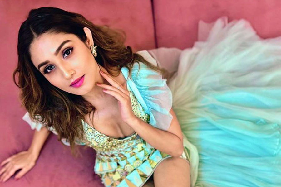 ডিডি ন্যাশনালে ‘চিত্রহার’ অনুষ্ঠানের সঞ্চালনার দায়িত্বেও ছিলেন তিনি। 