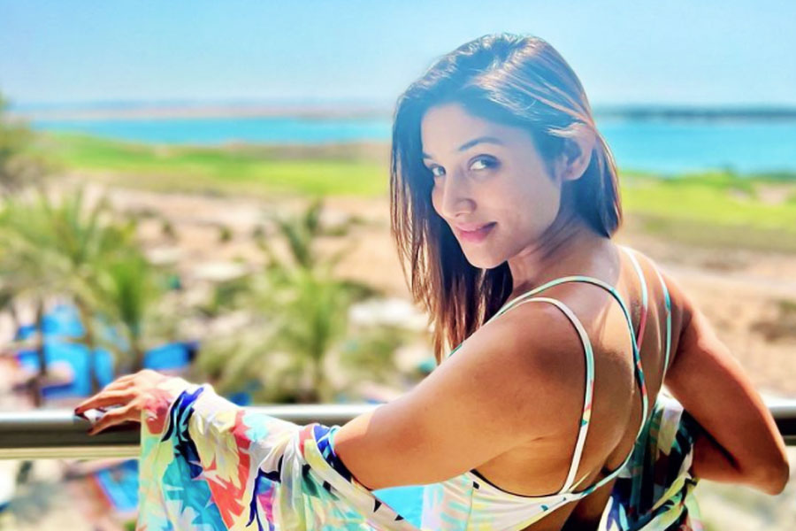 হিন্দি গানের মিউজিক ভিডিয়োতে অভিনয়ও করেছেন তিনি।