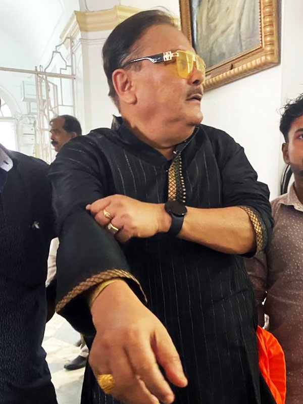 বহু বার তাঁর ‘ফ্যাশান স্টেটমেন্ট’ মন কেড়েছে বিরোধীপক্ষেরও।