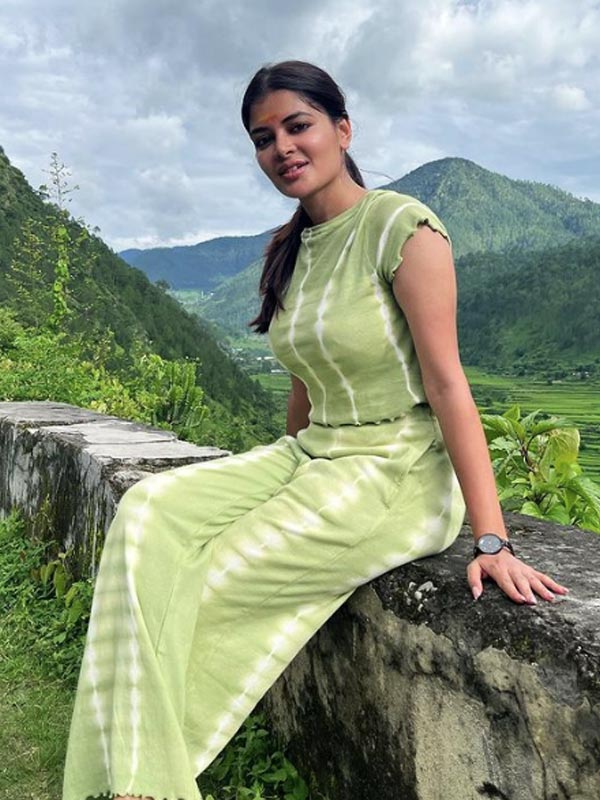 এখন একই রঙের টপ এবং প্যান্টও বেশ ট্রেন্ডিং। 