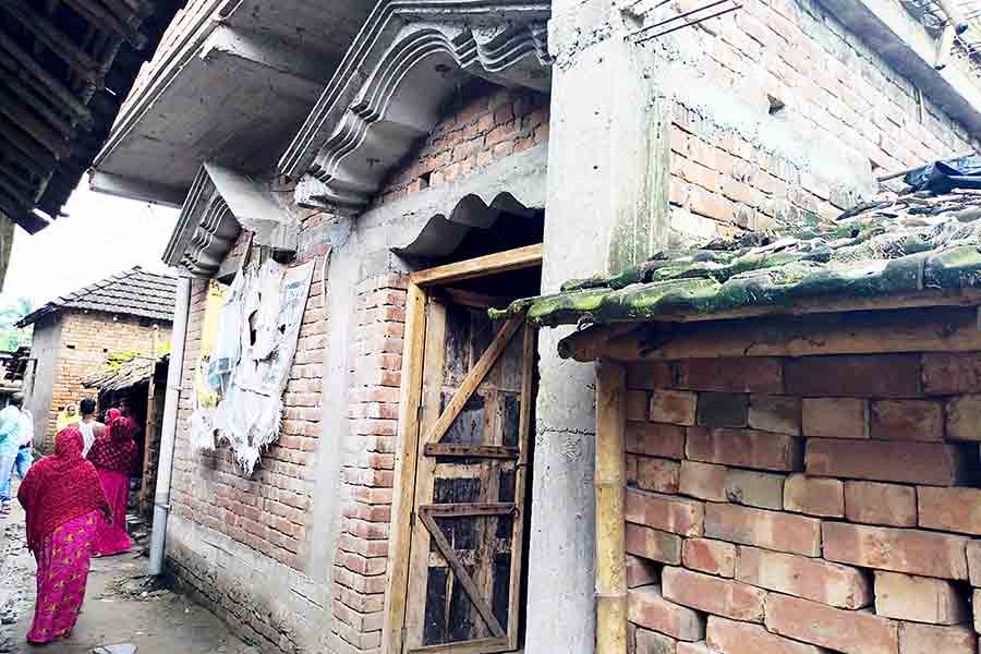  মালদহে সুজাপুরের চামাগ্রামে হাসনাতের বাড়ি। ছবি: স্বরূপ সাহা