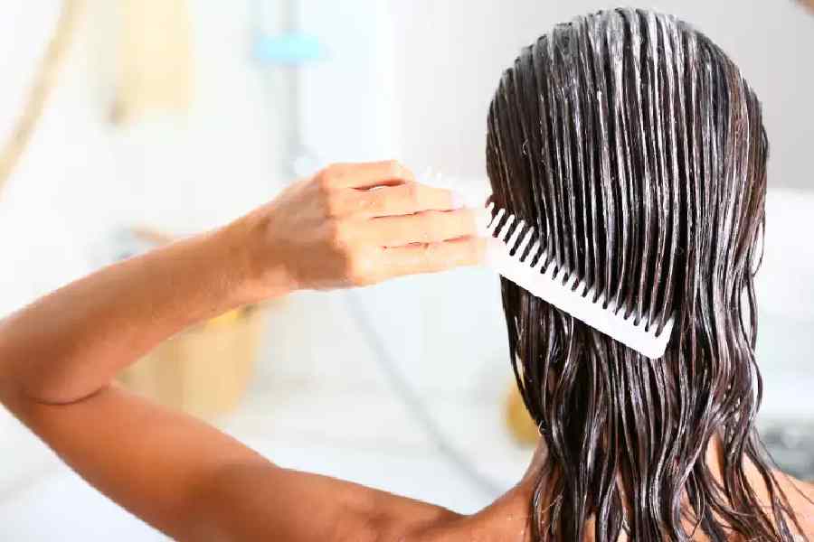 পুজোর আগে বাড়িতেই হেয়ার স্পা। 