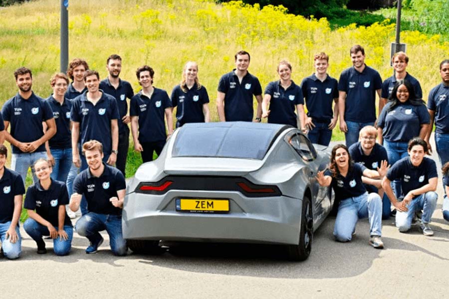 থ্রি-ডি পেইন্টিংয়ের মাধ্যমে গাড়িটিকে সাজিয়ে তোলা হয়েছে। ছাত্রদের মতে, ‘জেম’ যেমন টেকসই, তেমন দেখতেও চমৎকার। চারচাকার এই গাড়িটিকে অনেকটা স্পোর্টস কারের মতো দেখতে। জেনেশুনেই সেই রূপ দেওয়া হয়েছে ‘জেম’-কে। এতে দু’জনের বসার জায়গা রয়েছে।