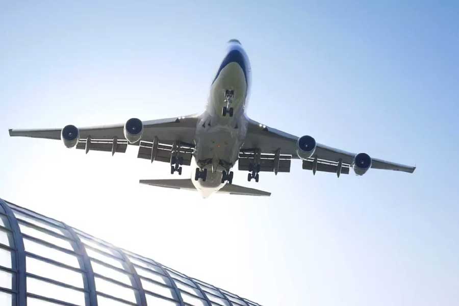 বি-৭৪৭ বিমান এক টানা ১৬ ঘণ্টা উড়তে পারে। অর্থাৎ নামিবিয়া থেকে ভারতে আসার সময় জ্বালানি ভরার জন্য কোথাও দাঁড়াতে হবে না এই বিমানকে। চিতাগুলিকে সুস্থ ভাবে ভারতে নিয়ে আসার জন্য এটি খুবই গুরুত্বপূর্ণ।