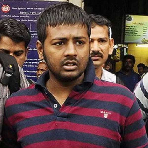 পুলিশের খাতায় সুকেশের বিরুদ্ধে ১০টি অপরাধের অভিযোগ রয়েছে। তবে ২০০ কোটির কেলেঙ্কারিতে জড়িত থাকার অভিযোগে তিহাড় জেলে ঠাঁই হয়েছে তাঁর। এই মামলায় জ্যাকলিন এবং নোরাকে জিজ্ঞাসাবাদের মুখে পড়তে হয়েছে। এ বার তাঁদের মতোই তদন্তকারীদের নজরে পড়ে গিয়েছেন ওই চার মডেল-অভিনেত্রী। সংবাদমাধ্যমের দাবি, সুকেশের সহকারী পিঙ্কি ইরানির মাধ্যমেই তিহাড়ে গিয়ে এই ধনকুবের ‘কনম্যানের’ সঙ্গে দেখা করেন চার জন।