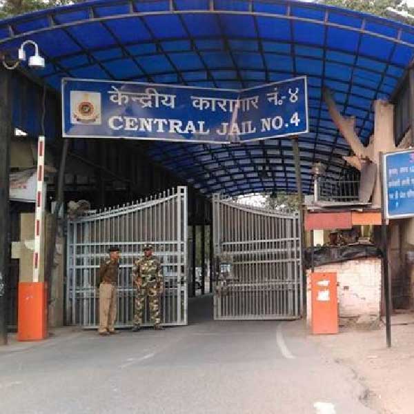 চার্জশিটে এনফোর্সমেন্ট ডিরেক্টরেট (ইডি)-র অভিযোগ, তিহাড়ে চার জনের সঙ্গে সুকেশের সাক্ষাৎ করিয়ে দেন পিঙ্কিই। সে জন্য ওই চার জনই গুচি, এলভি, ভারসাচের মতো নামী বিদেশি ব্র্যান্ডের বহুমূল্য উপহারও পেয়েছিলেন। এর বিনিময়ে পিঙ্কিরও ব্যাঙ্কে মোটা টাকা ঢুকিয়েছিলেন সুকেশ।