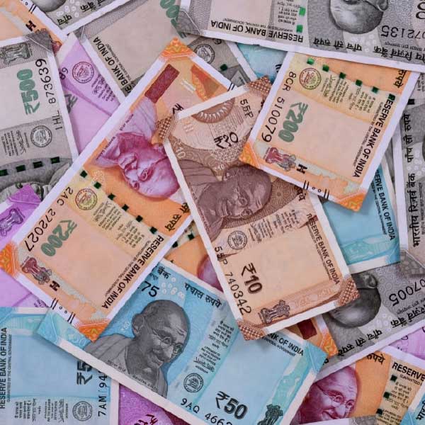 ইডির দাবি, এই চার জনের মধ্যে আরুষা স্বীকার করেছেন যে পিঙ্কিই তাঁকে সুকেশের সঙ্গে দেখা করিয়ে দিয়েছিলেন। তবে তিহাড়ে তাঁদের সাক্ষাতের অভিযোগ মানতে নারাজ আরুষা। যদিও সুকেশের থেকে তাঁর ব্যাঙ্ক অ্যাকাউন্টে যে টাকা ঢুকেছে, তা মেনে নিয়েছেন। চার্জশিটে এ সবই জানিয়েছে ইডি।