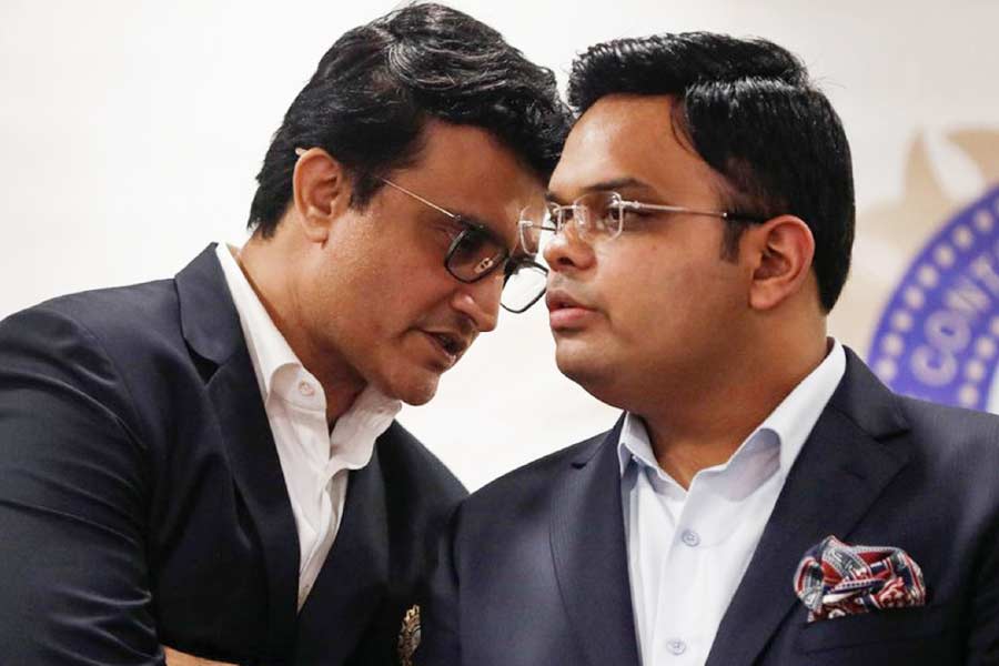 সৌরভ গঙ্গোপাধ্যায়ের পর ভারতীয় ক্রিকেট বোর্ডের লাগাম কার হাতে উঠতে পারে? বোর্ডের সচিব জয় অমিতভাই শাহই কি সভাপতি হওয়ার দৌড়ে এগিয়ে রয়েছেন? সৌরভের পর জয়ের পক্ষেই পাল্লা ভারী। সুপ্রিম কোর্টের রায়ে আইনগত ভাবে দু’জনের কার্যকালের মেয়াদ আরও তিন বছর বাড়ার ক্ষেত্রে কোনও বাধা নেই। আরও তিন বছরের জন্য সভাপতি এবং সচিব পদে থেকে যেতে পারেন সৌরভ এবং জয়। প্রশ্ন হল, সৌরভ কি আদৌ সভাপতি হতে পারবেন?