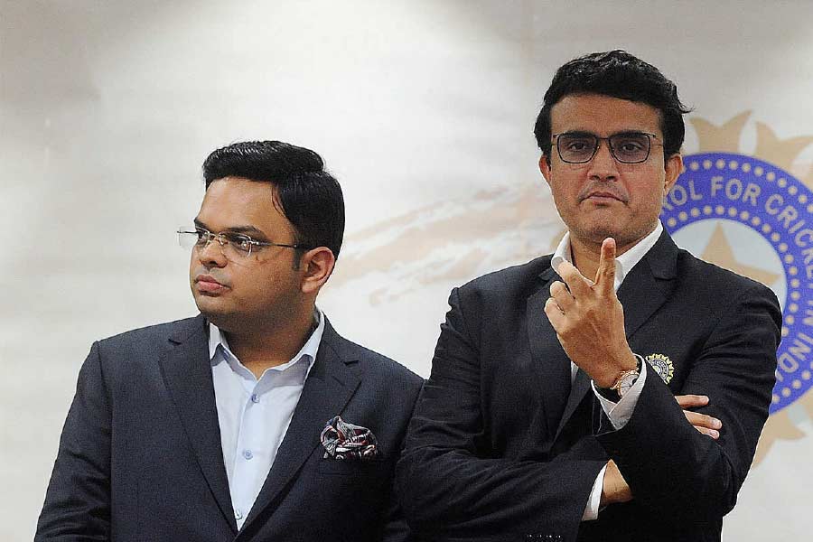 প্রথমত, সুপ্রিম কোর্টের নির্দেশ অনুযায়ী, রাজ্য সংস্থায় ছ’বছর এবং বোর্ডে ছ’বছর দায়িত্বে থাকতে পারেন এক জন আধিকারিক। অর্থাৎ ১২ বছর দায়িত্ব সামলানোর পর তিন বছরের জন্য ‘কুলিং অফ পিরিয়ডে’ যেতে হবে তাঁকে।