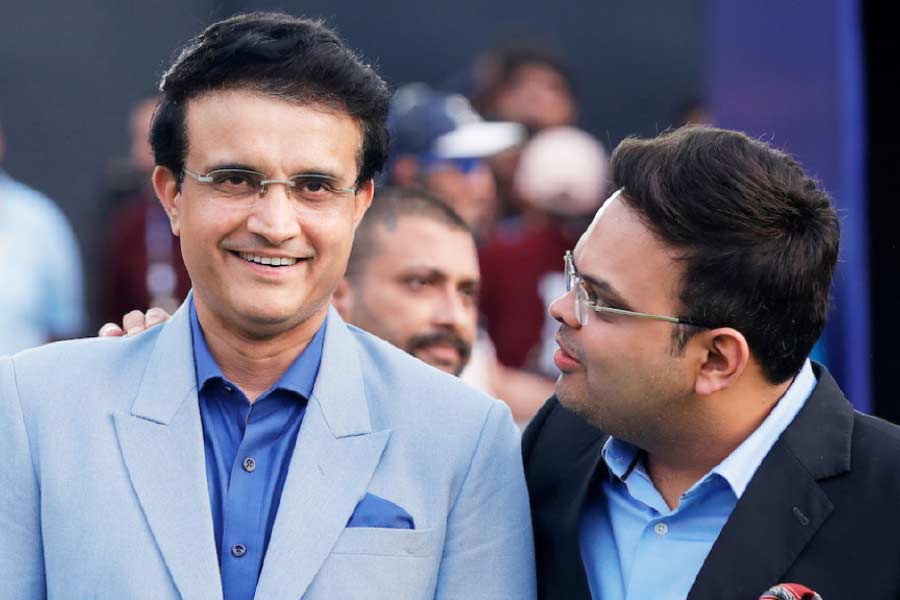 ২০১৫ সালে বাংলার ক্রিকেট সংস্থার সভাপতি হয়েছিলেন সৌরভ। ২০১৯ পর্যন্ত সে পদের দায়িত্ব সামলে সে বছরই বোর্ডের সভাপতি হন তিনি। সুপ্রিম কোর্টের নির্দেশ অনুযায়ী, ২০২৫ সাল পর্যন্ত বোর্ডের দায়িত্বে থাকতে আইনগত বাধা নেই সৌরভের। যদিও আগামী তিন বছরের জন্য সৌরভকে আবারও নিয়োগ করতে হবে বোর্ডকে।