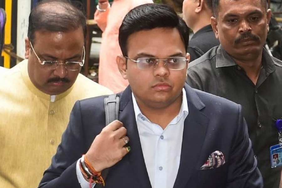 সৌরভের মতো জয়ও ২০১৯ সালে বোর্ডের পদে বসেছিলেন। এ বার সভাপতি হতে না পারলে সুপ্রিম কোর্টের রায় অনুযায়ী তাঁকে আরও ছ’বছর অপেক্ষা করতে হবে। ৩৩ বছর বয়সি জয় স্বাভাবিক ভাবেই সেটা চাইবেন না। কেন্দ্রীয় স্বরাষ্ট্রমন্ত্রী অমিত শাহের পুত্র জয় এ বারই ভারতীয় ক্রিকেটের সর্বোচ্চ পদে বসতে চাইবেন। ছ’বছর পরে বোর্ডের রাজনীতি কোন খাতে বইবে, দেশের রাজনীতিই বা কোথায় গিয়ে দাঁড়াবে, কেন্দ্রে বিজেপি সরকার তখনও থাকবে কি না, তার পুরোটাই অনিশ্চিত। স্বাভাবিক ভাবেই জয় নিজেকে এই চরম অনিশ্চয়তার মধ্যে ফেলতে চাইবেন না।