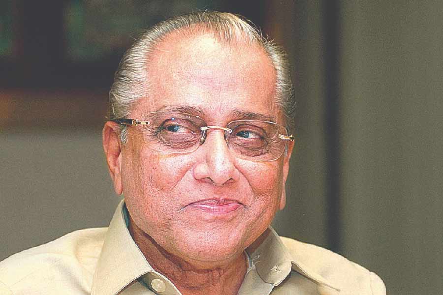 ক্রিকেট প্রশাসক হিসাবে নিজের দক্ষতার পরিচয় দিয়েছেন জয়। তবে সৌরভের মতো আন্তর্জাতিক স্তরে খেলার অভিজ্ঞতা কি তাঁকে কোনও ভাবে পিছিয়ে রাখতে পারে? এ তর্ক উঠলেও অনেকে প্রাক্তন বোর্ড সভাপতি জগমোহন ডালমিয়ার উদাহরণ দেন। তিনি তো ব্যাট-বল হাতে ২২ গজে নামেননি কখনও। তবে তা সত্ত্বেও ক্রিকেট প্রশাসক হিসাবে দক্ষতার পরিচয় দিয়েছেন।