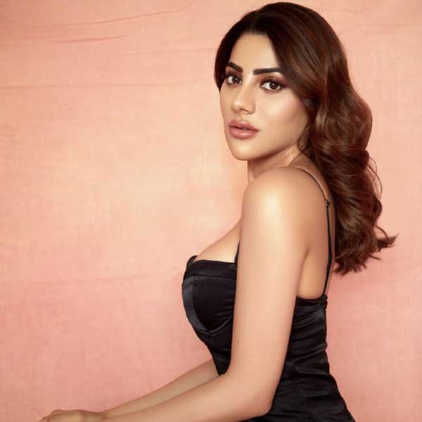 দ্বিতীয় সাক্ষাতেও নিকিতার প্রাপ্তি কম হয়নি বলে দাবি ইডির। সে বার নাকি তাঁকে দু’লক্ষ টাকার পাশাপাশি একটি গুচির ব্যাগও উপহার দেন সুকেশ। এ সবই চার্জশিটে উল্লেখ করেছে কেন্দ্রীয় সংস্থাটি।