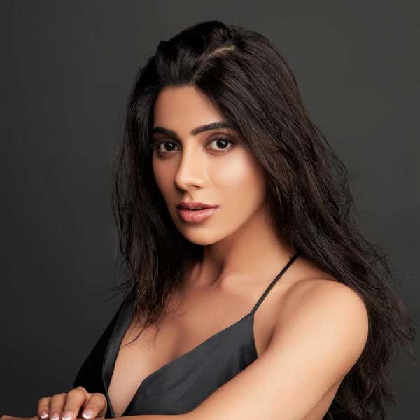 দ্বিতীয় সাক্ষাতেও তিহাড় জেলে গিয়েছিলেন নিকিতা। সে সময় নাকি তিহাড়ে দোতলায় তাঁকে নিয়ে যাওয়া হয়। নিকিতার দাবি, সেখানে এলভি, গুচির মতো নানা ব্র্যান্ডের দামি ব্যাগ রাখা ছিল। সেগুলির থেকেই একটি পরে সুকেশ তাঁকে উপহার দিয়েছেন। সঙ্গে নগদে দু’লক্ষ টাকা।