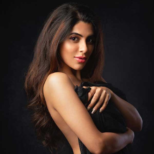 নিকিতার মতোই সুকেশের সঙ্গে নাম জড়িয়েছেন ‘বড়ে অচ্ছে লাগতে হ্যায়’ নামে টেলিভিশন ধারাবাহিকের অভিনেত্রী চাহত খন্নার। ইডির কাছে তাঁর দাবি, সুকেশকে একটি দক্ষিণী টেলিভিশন চ্যানেলের মালিক বলে পরিচয় করিয়ে দিয়েছিলেন পিঙ্কি। সে সময় সুকেশের নাম বলেছিলেন, ‘শেখর রেড্ডি’।