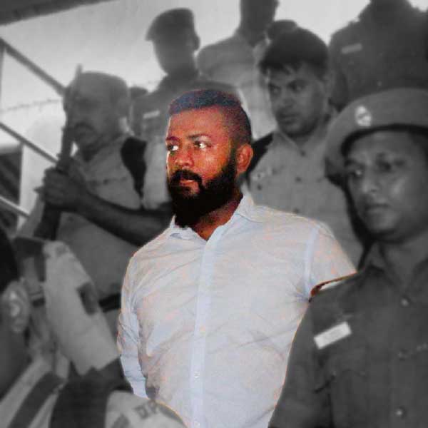 তিহাড়ে সুকেশের অফিসে বড়সড় টিভি, প্লে-স্টেশন, সোফা, ফ্রিজ, ফোন থেকে শুরু করে শীতাতপ নিয়ন্ত্রিত যন্ত্রও ছিল বলে ইডির দাবি। ওই অফিসেই গুচি, এলভির মতো নানা ব্র্যান্ডে ব্যাগ, রোলেক্সের ঘড়িও পড়েছিল বলে চার্জশিটে লিখেছে ইডি।