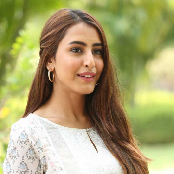 নিকিতা এবং চাহতের মতো সোফিয়াকেও একই ভাবে বহুমূল্য উপহার দিয়েছিলেন বলে সুকেশের বিরুদ্ধে অভিযোগ। গুটি কয়েক সিনেমায় অভিনয় করা সোফিয়ার সঙ্গেও নাকি দেখা করেছিলেন পিঙ্কি। সুকেশের সঙ্গে একটি ছবি করার জন্যই নাকি তাঁর সঙ্গে তিহাড় জেলে দেখা করেছিলেন সোফিয়া। ২০১৮ সালের মে মাসে তাঁদের প্রথম দেখা হয়। সেই সাক্ষাতের পর ১৫ দিন পর সোফিয়া একা তাঁর সঙ্গে দেখা করতে গেলে তাঁকে নাকি দেড় লক্ষ টাকার একটি এলভি ব্যাগ দিয়েছিলেন সুকেশ।