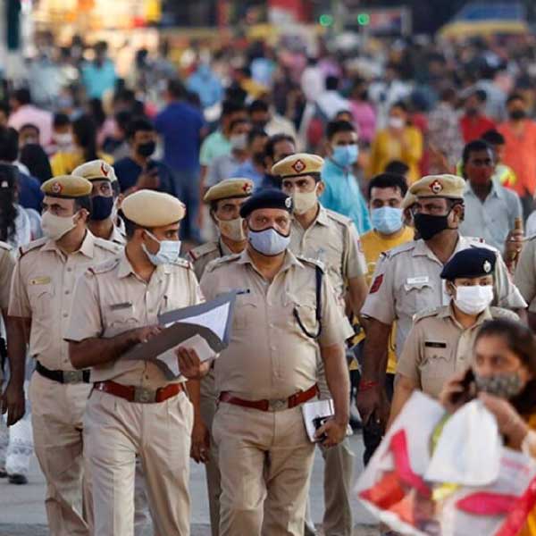 ইডির দাবি, ২০২০ সালে ডিসেম্বরে ‘শেখর’ ওরফে সুকেশের সঙ্গে যোগাযোগ হয়েছিল সোফিয়ার। সুকেশ নাকি সোফিয়ার ছবি দেখার পর তাঁর সঙ্গে সাক্ষাৎ করতে চেয়েছিলেন। হোয়াটসঅ্যাপে তাঁদের কথাবার্তা হয়েছিল বলে সোফিয়ার দাবি। তাঁদের মধ্যে সুকেশের পরিবার নিয়েও কথা হয়েছিল বলে দাবি। এমনকি, পুণের এক পুলিশকর্তার নাম করে নাকি সুকেশের দাবি ছিল, সোফিয়া শহরে সুরক্ষিত থাকবেন।