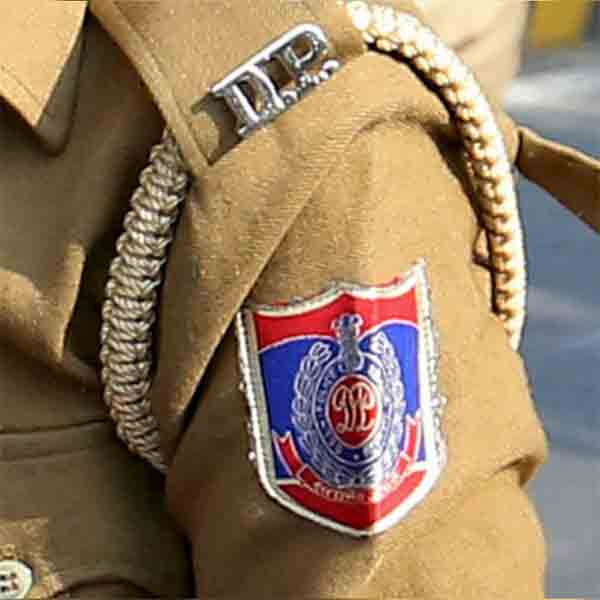 ইডির চার্জশিটের পর এ বার দিল্লি পুলিশের নজরেও পড়ে গিয়েছেন ওই চার মডেল-অভিনেত্রী। জ্যাকলিন এবং নোরার মতো তাঁদেরও জিজ্ঞাসাবাদের জন্য তলব করা হতে পারে বলে সংবাদমাধ্যমের দাবি।