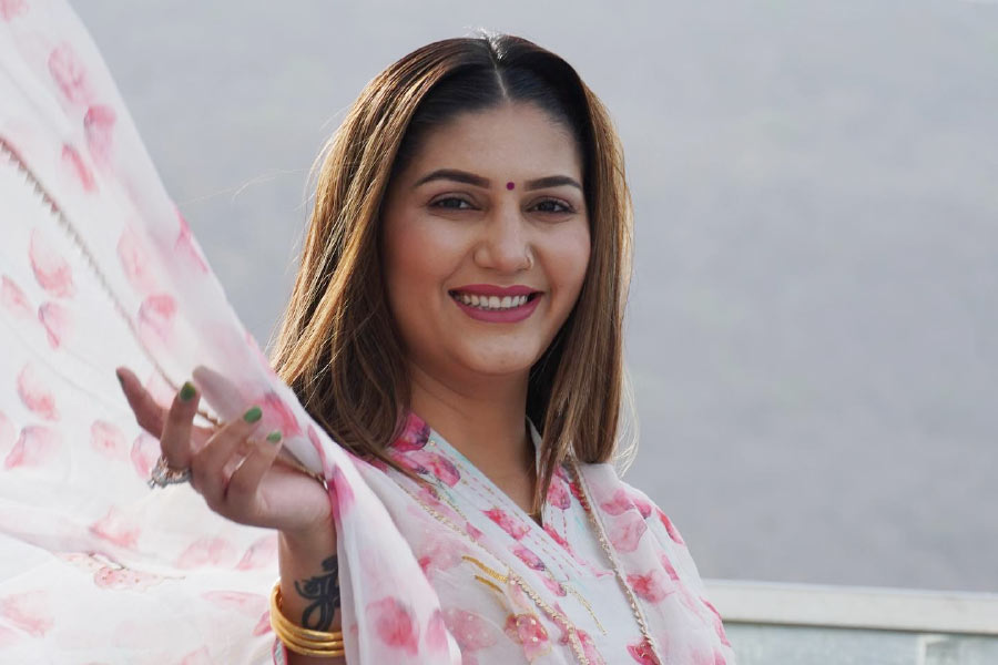 স্বপ্না চৌধরি, এই নামটা এখন কারও অজানা নয়। আট থেকে আশি সকলের কাছেই পরিচিত। নিজের স্টাইল আর নাচে সকলের মন জিতে নিয়েছেন তিনি। ‘তেরি আখোঁ কা ইয়ে কাজল’ গানের সঙ্গে স্বপ্নার নাচ তাঁকে জনপ্রিয়তার শীর্ষে পৌঁছে দিয়েছে।