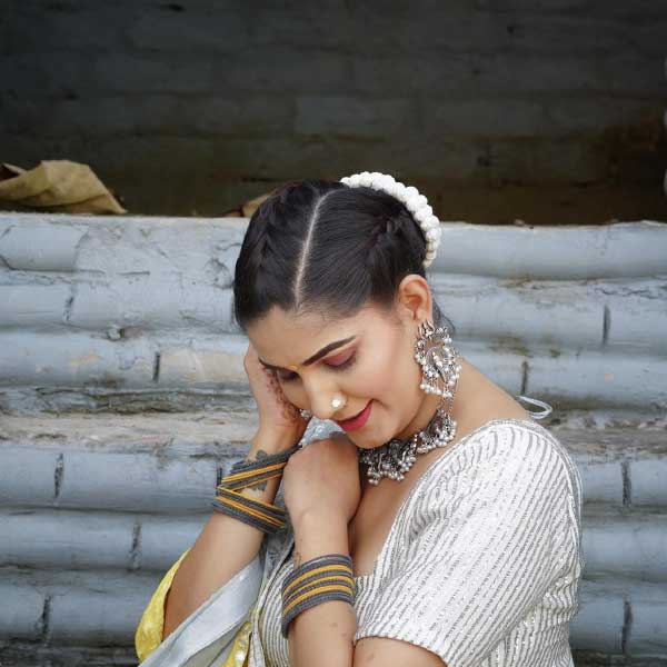 একটি মধ্যবিত্ত পরিবারে জন্ম স্বপ্নার। তাঁর পরিবার উত্তরপ্রদেশের ছোট গ্রাম স্যারোলে থাকত। তার পর তাঁরা দিল্লির মহীপালপুরে চলে আসেন। ১৯৯৫ সালে স্বপ্নার জন্ম হয় এই মহীপালপুরেই। 