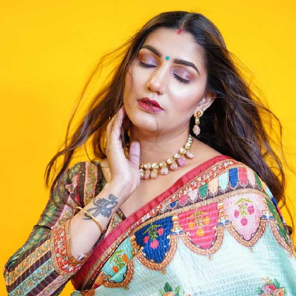 ২০০৮ সালে মৃত্যু হয় স্বপ্নার বাবার। স্বপ্নার বয়স তখন ১৪। বাবার মৃত্যুর পর সংসারের দায়িত্ব তাঁর ঘাড়ে এসে পড়ে। পড়াশোনা ছেড়ে দিতে হয়। দ্বাদশ শ্রেণি পর্যন্ত পড়াশোনা করেন তিনি। 