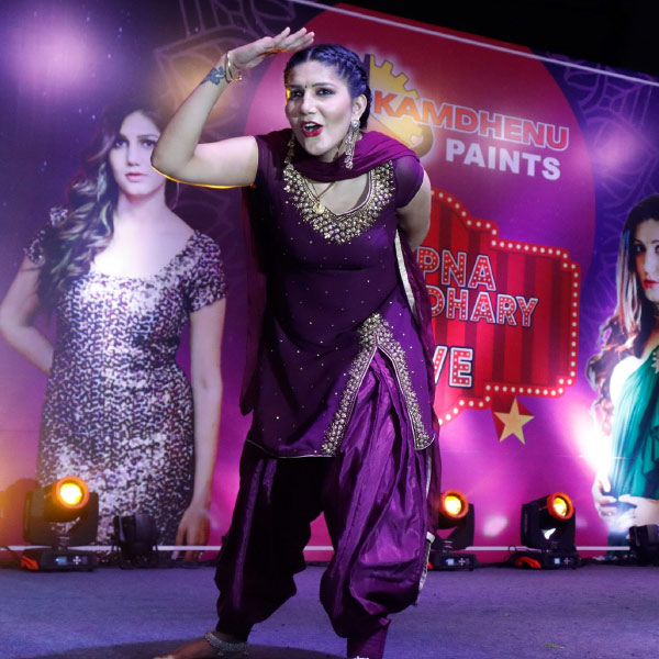 ছোটবেলা থেকেই নাচ-গানের শখ ছিল স্বপ্নার। সংসার চালাতে সেই শখকেই পেশায় বদলে ফেলেন তিনি। হরিয়ানার এক অর্কেস্ট্রা দলের সঙ্গে কেরিয়ার শুরু করেন স্বপ্না। প্রথম প্রথম হরিয়ানা এবং পড়শি রাজ্যগুলিতে ‘রাগিণী শিল্পী’ হিসাবে কাজ করতেন। কিন্তু বেশ কিছু দিন যাওয়ার পর নাচের অনুষ্ঠানও করতে শুরু করেন।