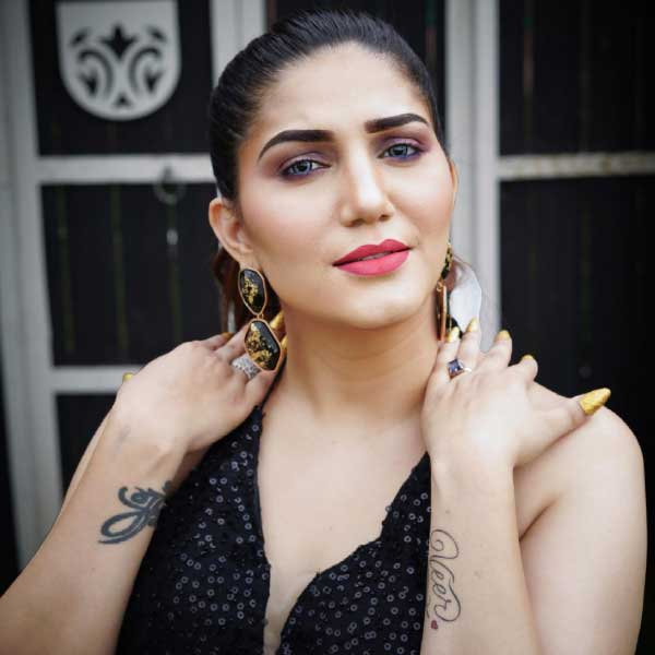 এক মিউজিক সংস্থার প্রকাশিত ‘সলিড বডি রে’ হরিয়ানভি গানের সঙ্গে তাঁর নাচ সকলের মন কেড়েছিল। তার পর থেকে আর ফিরে তাকাতে হয়নি। কেরিয়ারের প্রথম দিকে ৩ হাজার ১০০ টাকার বিনিময়ে নাচের শো করা শুরু করেন স্বপ্না। কিন্তু আজ তিনি ৫০ কোটি টাকা সম্পত্তির মালিক।