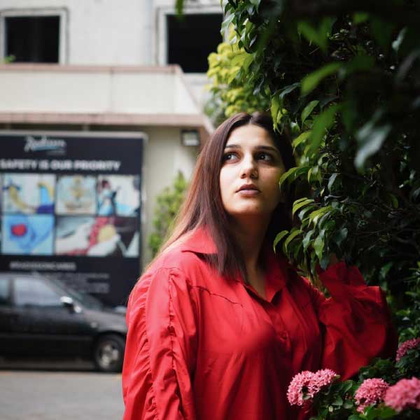 এক সময়ে ৩ হাজার ১০০ টাকার বিনিময়ে শো করা স্বপ্না এখন এক একটি স্টেজ শো করতে ২৫-৫০ লক্ষ টাকা নেন বলে বিভিন্ন সংবাদমাধ্যমের দাবি। 