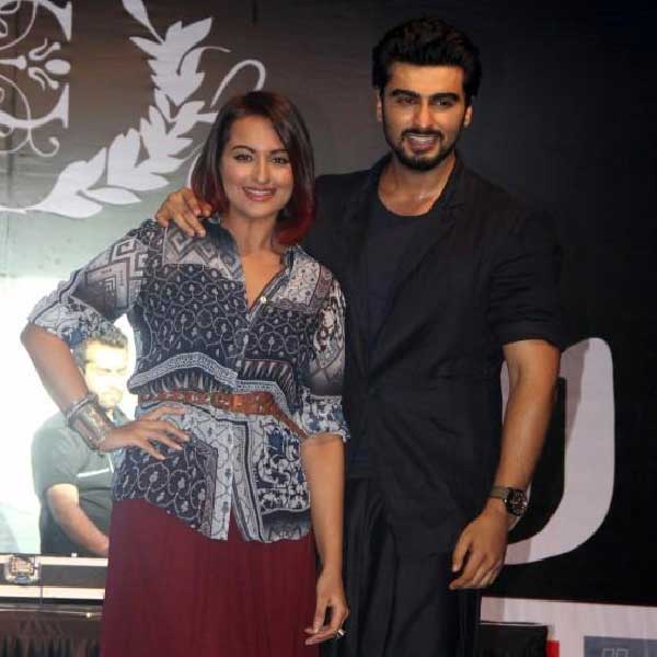 শ্যুটিং চলাকালীন শোনা যায়, অর্জুন ও সোনাক্ষী ডেট করছিলেন। কিন্তু সিনেমাটি মুক্তি পাওয়ার পর বক্স অফিস থেকে সাড়া পায় না।