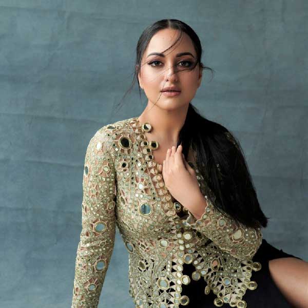 কানাঘুষো শোনা যায়, ছবি ফ্লপ করার পর সোনাক্ষী ও অর্জুনের সম্পর্কে চিড় ধরে। সোনাক্ষীই নাকি কথা বলা বন্ধ করে দেন অর্জুনের সঙ্গে।