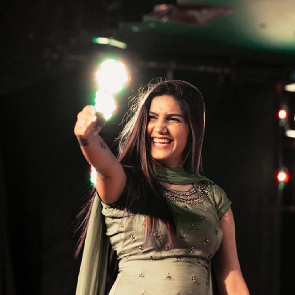 এক সময় অনটনের সঙ্গে লড়াই করা স্বপ্না আজ কোটি কোটি টাকার সম্পত্তির মালিক। শুধু তাই-ই নয়, তাঁর বিলাসবহুল বাংলো যেমন রয়েছে, তেমন বেশ কয়েকটি বিলাসবহুল গাড়ির মালিকও তিনি।