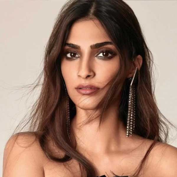 এক পুরস্কার বিতরণী অনুষ্ঠানে প্রথম সারির আসনে বসেছিলেন সোনাক্ষী। সেখানে উপস্থিত ছিলেন সোনমও। সোনাক্ষীর সামনে দিয়ে হেঁটে যাওয়ার সময় সোনম তাঁর সঙ্গে কথা না বলে এগিয়ে যাচ্ছিলেন।