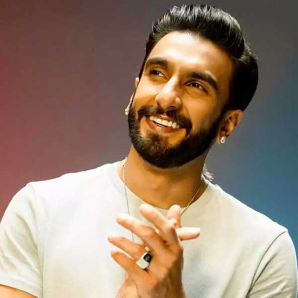 সোনাক্ষীর পাশেই বসেছিলেন রণবীর সিংহ। রণবীরকে দেখে হাসিমুখে এগিয়ে যান সোনম। সোনাক্ষীর সামনেই রণবীরের সঙ্গে কথা বলেন। তার পর সেখান থেকে চলে যান।